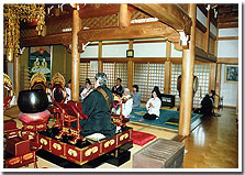 朝のお勤め(本堂)