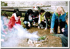 心の奥底にある罪をユーカリの枝を使い告白懺悔する。