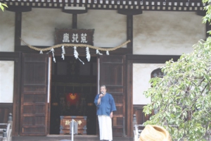 御堂ライブ前の住職の挨拶