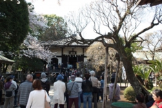 会場の外にも聴衆がいらっしゃいました