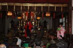 独特の踊りを披露