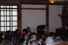 戸田住職の読経と太鼓の音が響く。