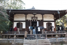 お堂の外まで溢れる聴衆