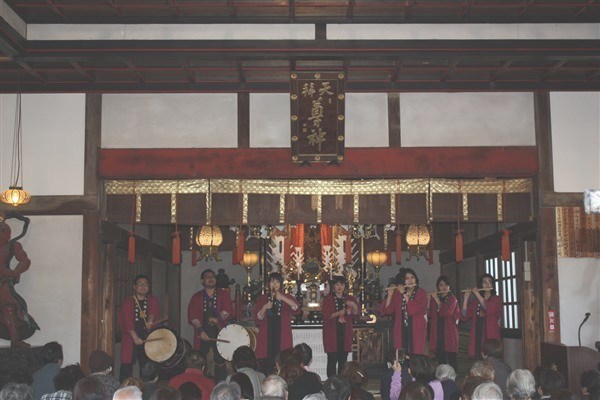 太鼓や横笛の演奏