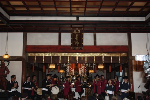 三味線チームも踊りに加わります