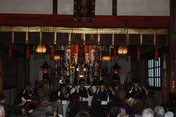 迫力ある津軽三味線の演奏