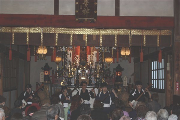 迫力ある津軽三味線の演奏