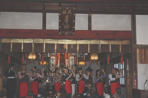 囃子組が踊りに加わる