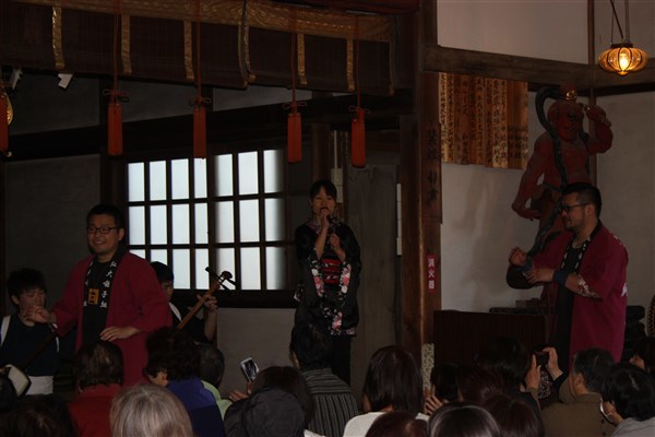 唄と踊りで盛り上がります