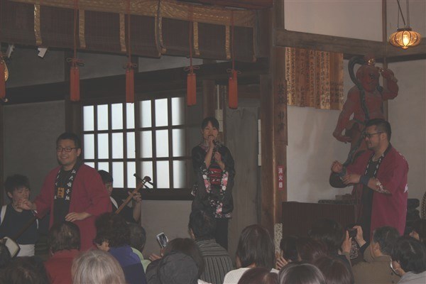唄と踊りで盛り上がります