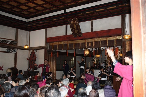 唄と踊りで盛り上がります。