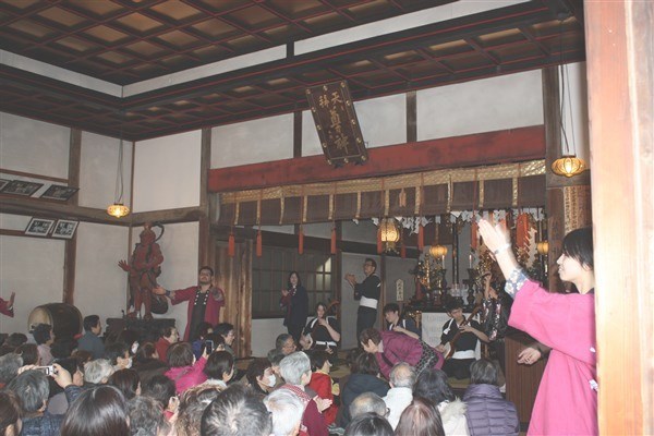 唄と踊りで盛り上がります。