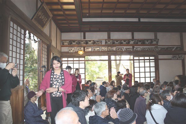 唄と踊りで盛り上がります。