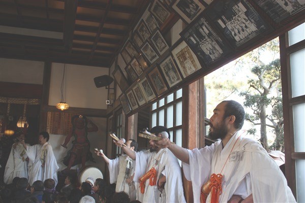 力強い読経が響く。