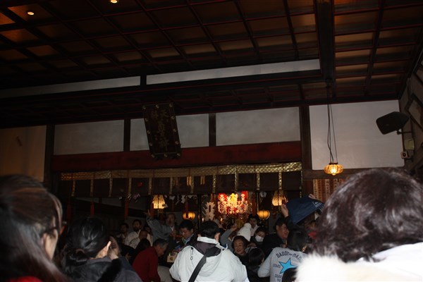 豆撒きが始まり、一斉に立ち上がる