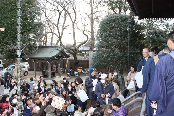 表堂の外の参詣人にも豆を撒きました。