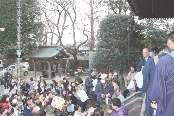 表堂の外の参詣人にも豆を撒きました。