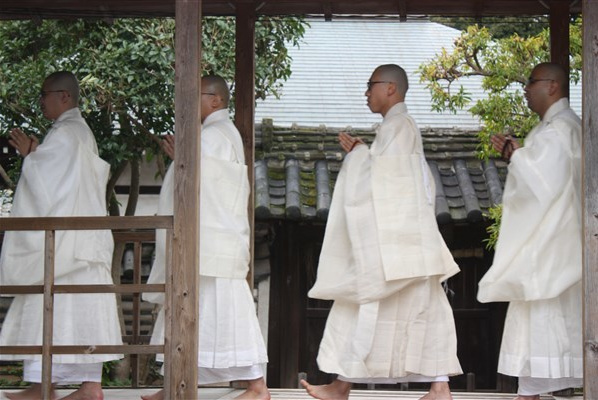 表堂へ向かう