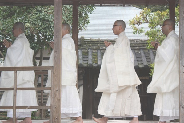 表堂へ向かう