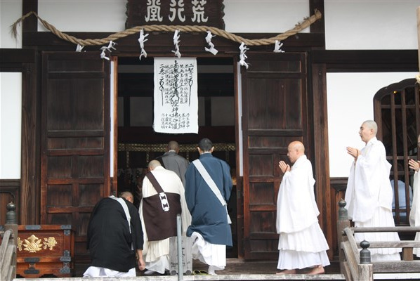 表堂へ向かう