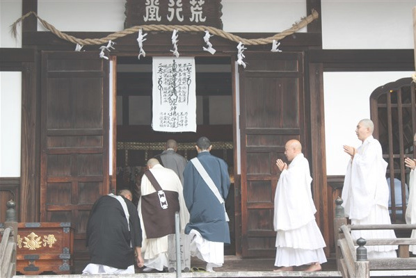 表堂へ向かう