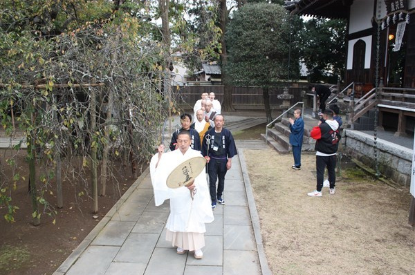 瑞門へ向かう様子