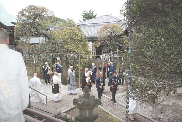 日久上人廟へ向かう