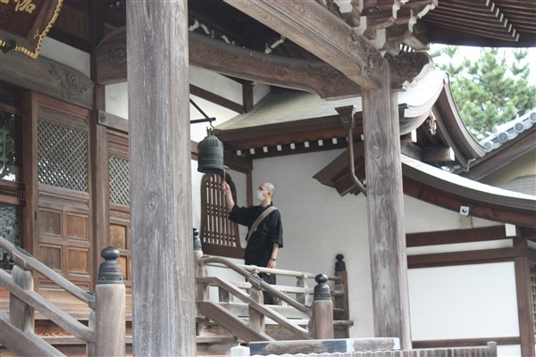 鐘が鳴り響く