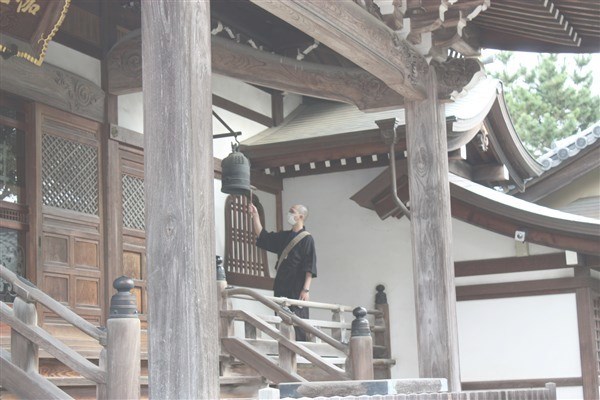 鐘が鳴り響く