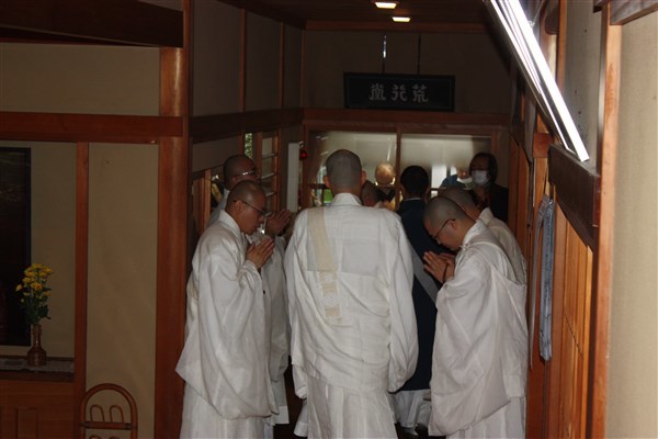 表堂へ向かう