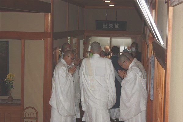 表堂へ向かう