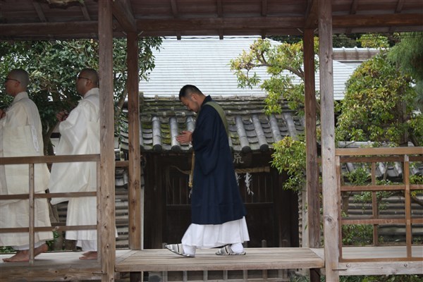 瑞門の前を通る