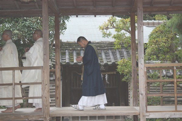 瑞門の前を通る