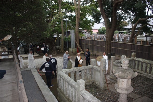 日久上人廟へ向かう