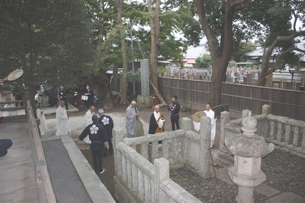 日久上人廟へ向かう