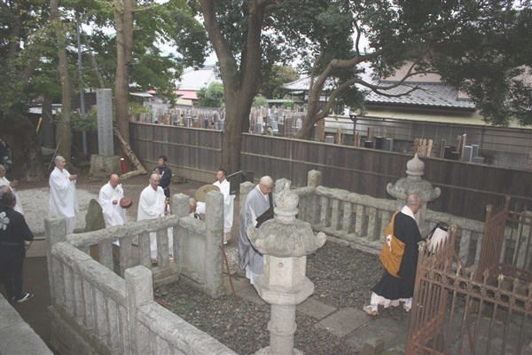 日久上人廟へ向かう
