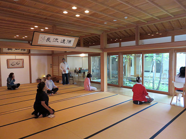 各人自由に瞑想中