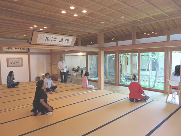 各人自由に瞑想中