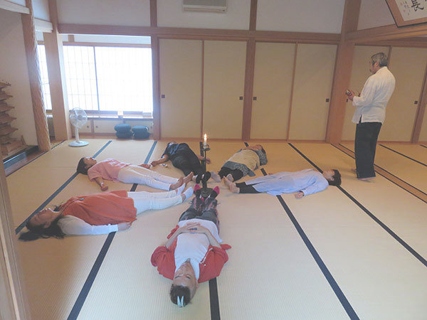 棺桶に入っていることをイメージしながら瞑想