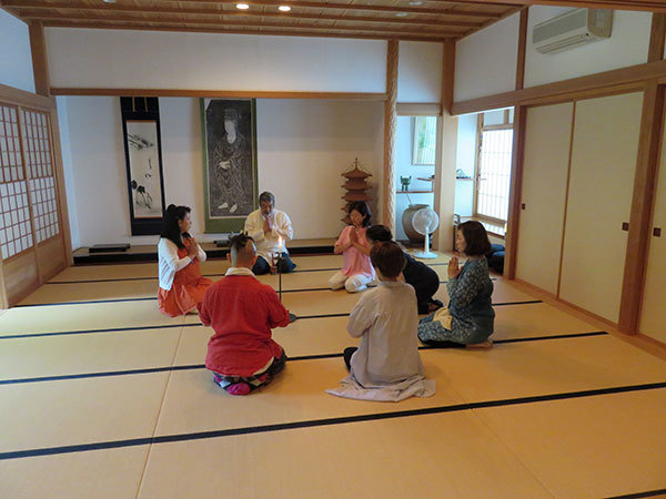 大声でお題目を唱える