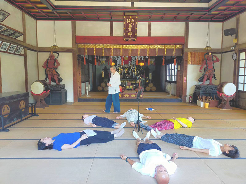 夏休み、お寺へGO!の様子