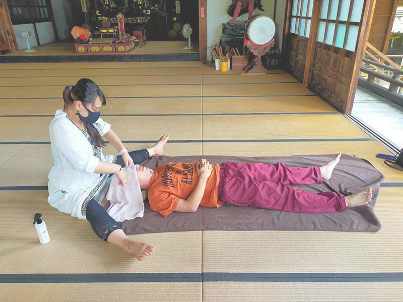 夏休み、お寺へGO!の様子