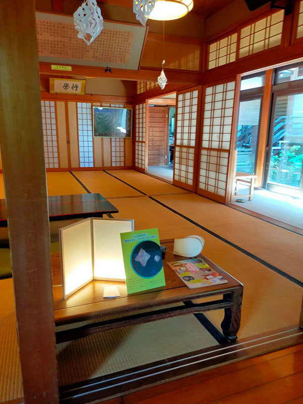夏休み、お寺へGO!の様子