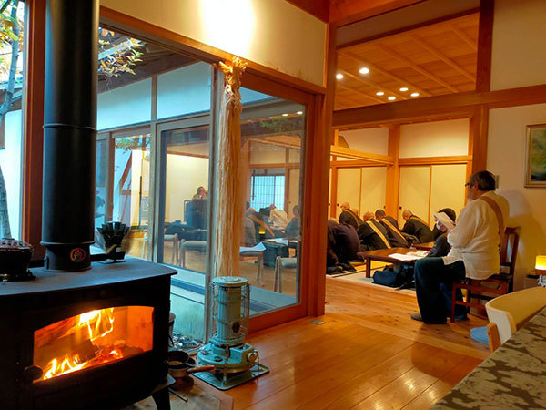 暖炉の火が会場を暖めました。