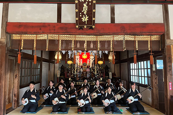 表堂で記念撮影