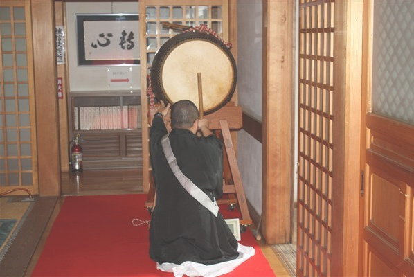 太鼓が打ち鳴らされる