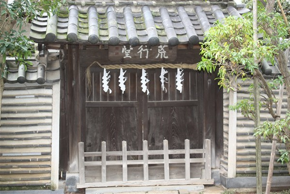 瑞門は閉じられたまま