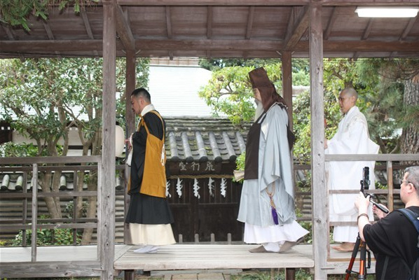 瑞門の前を通る