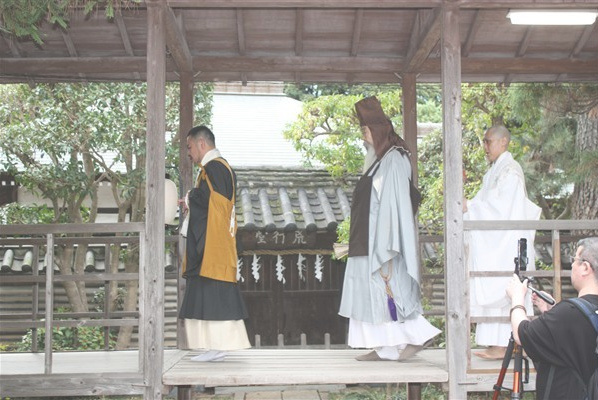 瑞門の前を通る