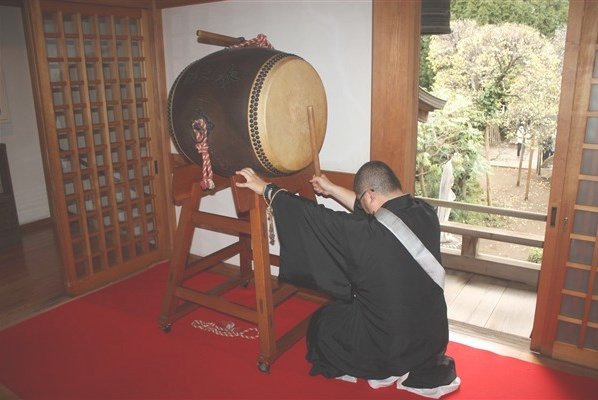 太鼓が打ち鳴らされる